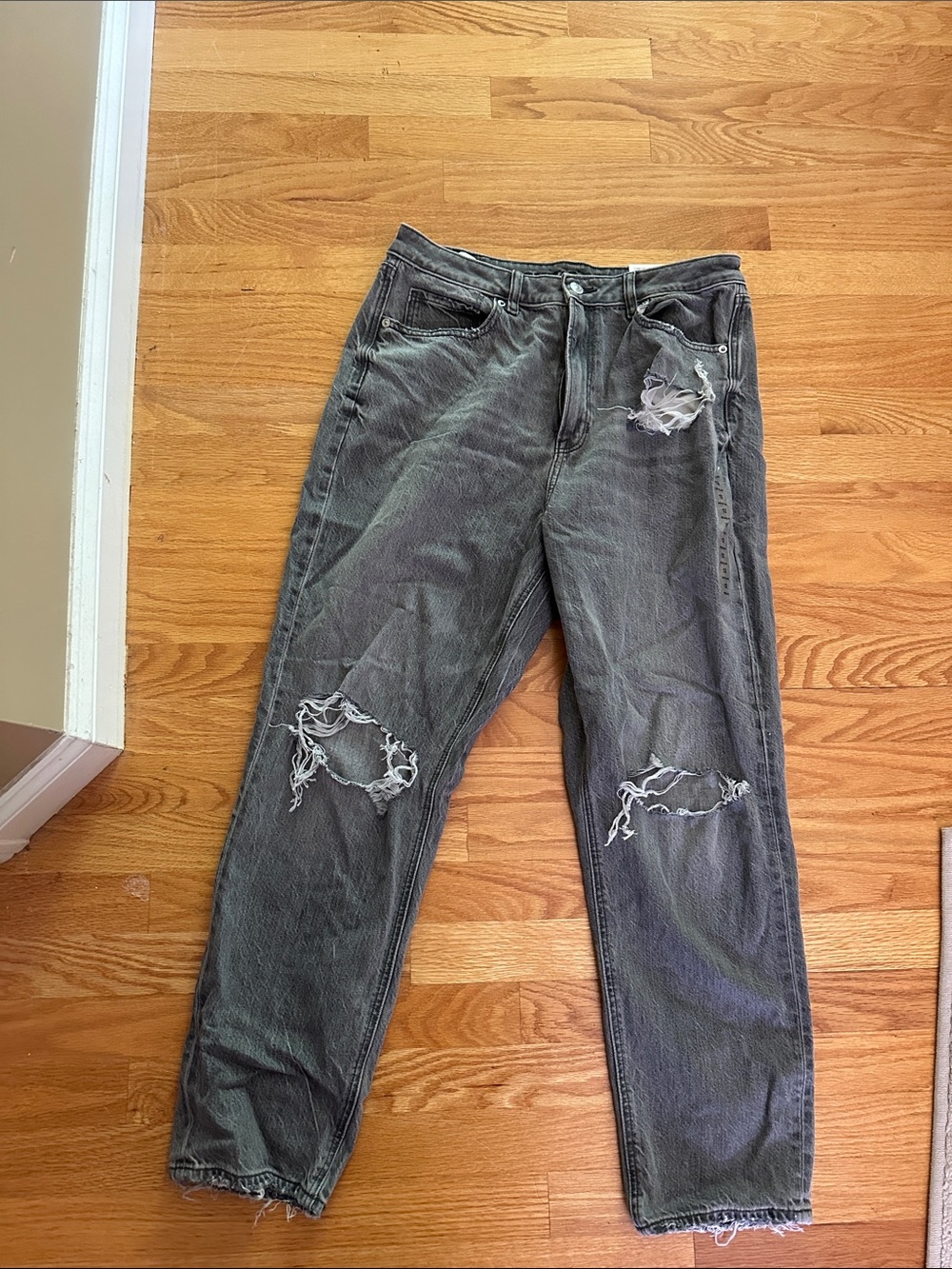 American Eagle Outfitters Women's Relaxed Distressed Gray Jeans